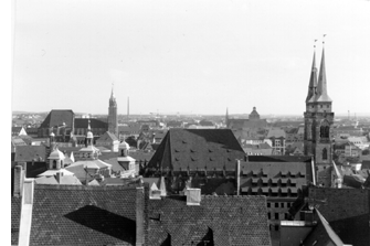 Foto mit Sicht von der Nürnberger Burg auf die Kirchen Sankt Sebald und Sankt Lorenz mit deren charakteristischen Kirchenschiffen